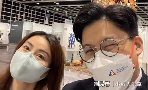 霍啟剛晶晶一家五口周末「窮游」，偶遇熱情藝術家給他們畫全家福