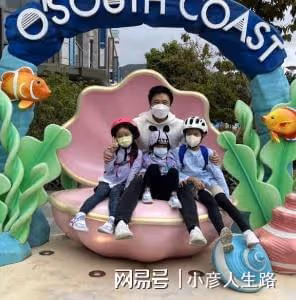 霍啟剛晶晶一家五口周末「窮游」，偶遇熱情藝術家給他們畫全家福