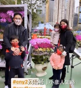 霍啟剛晶晶一家五口周末「窮游」，偶遇熱情藝術家給他們畫全家福