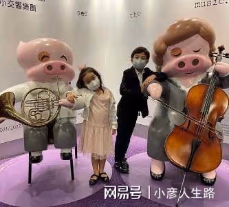 霍啟剛晶晶一家五口周末「窮游」，偶遇熱情藝術家給他們畫全家福