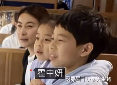 霍啟剛晶晶一家五口周末「窮游」，偶遇熱情藝術家給他們畫全家福