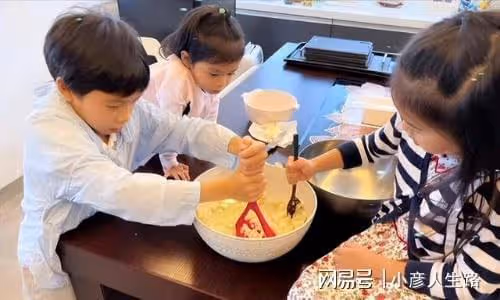 霍啟剛晶晶一家五口周末「窮游」，偶遇熱情藝術家給他們畫全家福