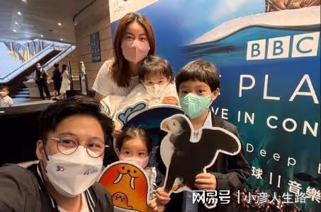 霍啟剛晶晶一家五口周末「窮游」，偶遇熱情藝術家給他們畫全家福