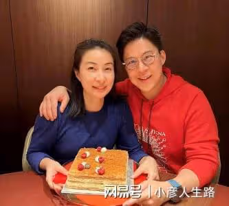 霍啟剛晶晶一家五口周末「窮游」，偶遇熱情藝術家給他們畫全家福