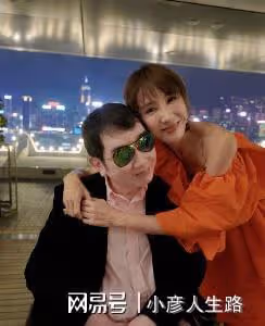 黎姿曬51歲慶生照，露香肩鎖骨清晰，與父母弟弟合影溫馨有愛