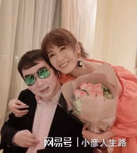 黎姿曬51歲慶生照，露香肩鎖骨清晰，與父母弟弟合影溫馨有愛