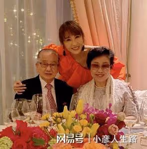 黎姿曬51歲慶生照，露香肩鎖骨清晰，與父母弟弟合影溫馨有愛