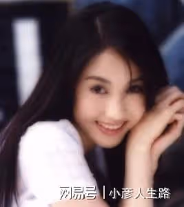黎姿曬51歲慶生照，露香肩鎖骨清晰，與父母弟弟合影溫馨有愛