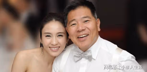 黎姿曬51歲慶生照，露香肩鎖骨清晰，與父母弟弟合影溫馨有愛