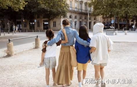 黎姿曬51歲慶生照，露香肩鎖骨清晰，與父母弟弟合影溫馨有愛