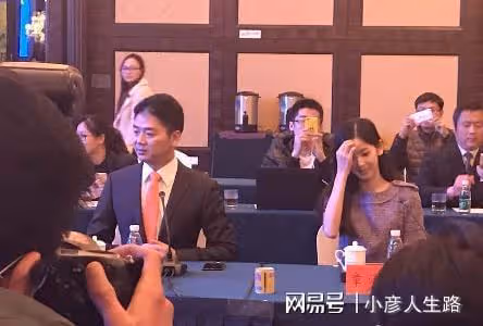 劉強東「明州案」開庭審理，章澤天現身陪同，穿孕婦裝孕肚明顯