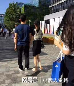 劉強東「明州案」開庭審理，章澤天現身陪同，穿孕婦裝孕肚明顯