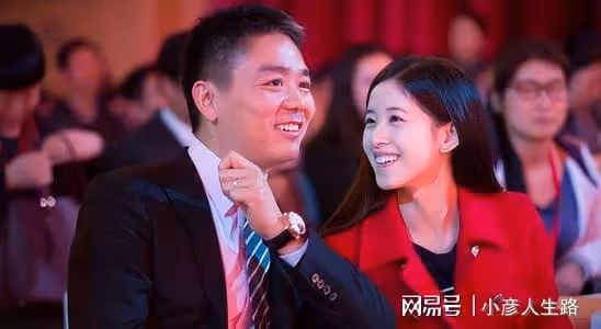 劉強東「明州案」開庭審理，章澤天現身陪同，穿孕婦裝孕肚明顯