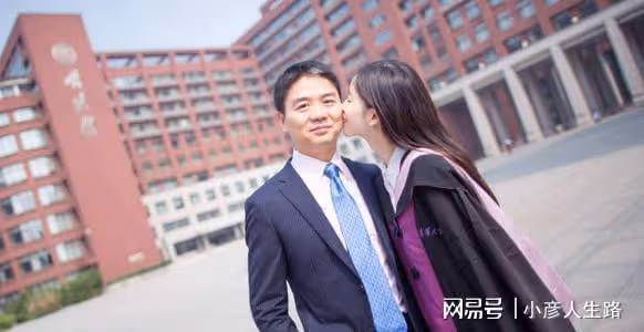 劉強東「明州案」開庭審理，章澤天現身陪同，穿孕婦裝孕肚明顯