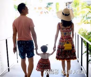 劉強東「明州案」開庭審理，章澤天現身陪同，穿孕婦裝孕肚明顯