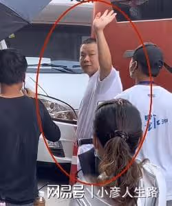 德雲社岳雲鵬拍戲,下車後拒絕工作人員撐傘,粉絲:早就該這樣了