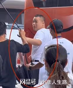 德雲社岳雲鵬拍戲,下車後拒絕工作人員撐傘,粉絲:早就該這樣了