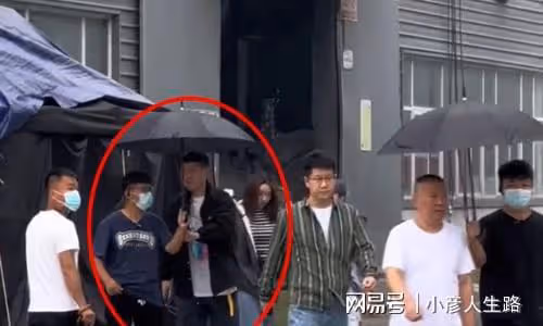 德雲社岳雲鵬拍戲，下車後拒絕工作人員撐傘，粉絲：早就該這樣了