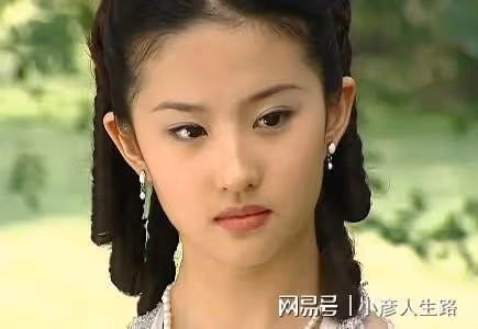 乾癟凹陷、發福老態,當紅女星的近期生圖,讓我看到了人間真實