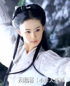 乾癟凹陷、發福老態,當紅女星的近期生圖,讓我看到了人間真實
