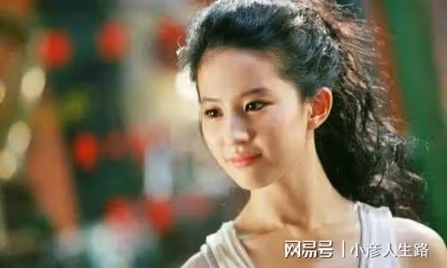 乾癟凹陷、發福老態,當紅女星的近期生圖,讓我看到了人間真實