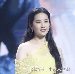 乾癟凹陷、發福老態,當紅女星的近期生圖,讓我看到了人間真實