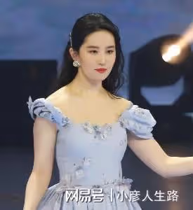乾癟凹陷、發福老態,當紅女星的近期生圖,讓我看到了人間真實