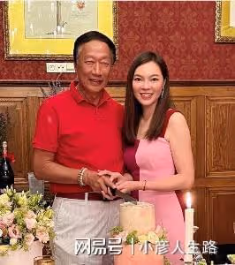 富士康老闆娘挎22萬包出門,細腰翹臀線條優越,談學生林志玲復出