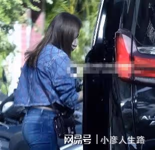 富士康老闆娘挎22萬包出門,細腰翹臀線條優越,談學生林志玲復出