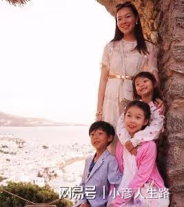 富士康老闆娘挎22萬包出門,細腰翹臀線條優越,談學生林志玲復出