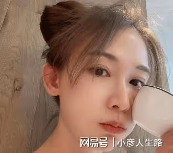 富士康老闆娘挎22萬包出門,細腰翹臀線條優越,談學生林志玲復出