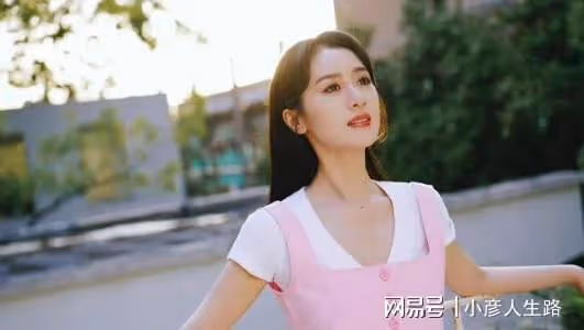 於正曬與袁冰妍合影,兩個人目前關係比較好,對袁冰妍有兩個好處