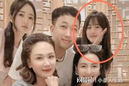 於正曬與袁冰妍合影,兩個人目前關係比較好,對袁冰妍有兩個好處