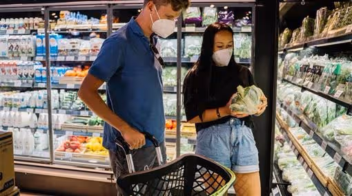 同事來聚餐，老婆讓我去超市買東西，到家兒子說「句話」，嚇的我臉發綠！