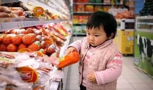 同事來聚餐，老婆讓我去超市買東西，到家兒子說「句話」，嚇的我臉發綠！