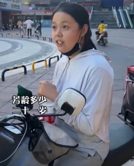 丈夫離世，婆婆狠心拿走賠償金後將她趕出門，21歲單親媽帶娃跑外送，再苦都不怕：為了孩子我不能退縮！