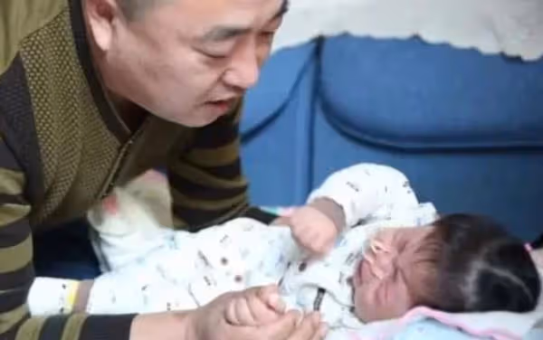 50歲媽媽意外懷孕！25歲兒子極力勸阻　高齡產婦「一意孤行」生子後心碎了：看不到希望