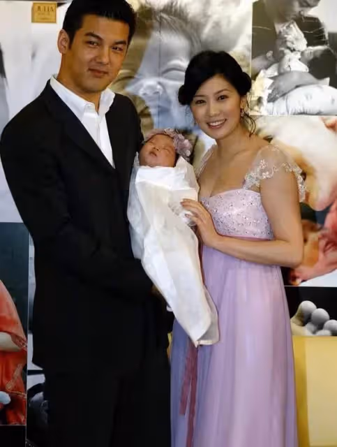 賈靜雯大女兒罕曬近照!17歲梧桐妹穿辣妹裝「吐舌賣萌」超俏皮,氣質越來越像媽媽