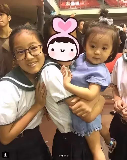 賈靜雯大女兒罕曬近照!17歲梧桐妹穿辣妹裝「吐舌賣萌」超俏皮,氣質越來越像媽媽