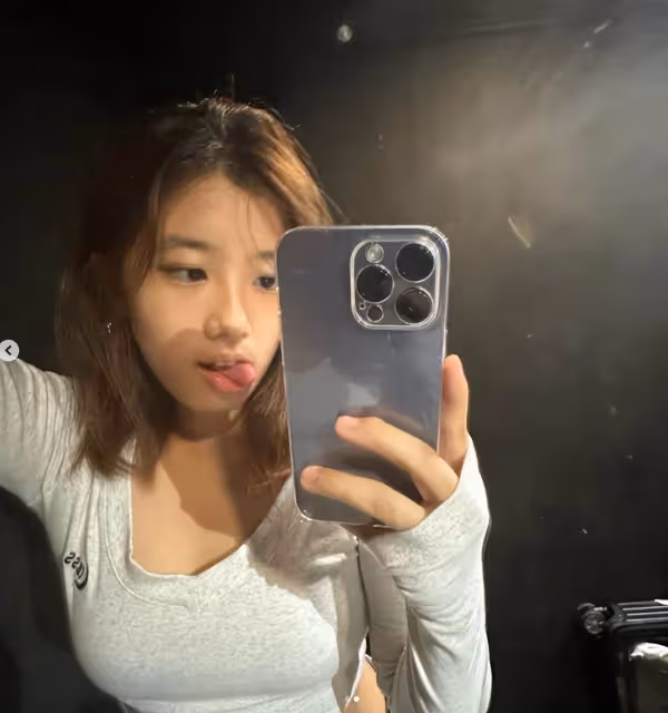 賈靜雯大女兒罕曬近照!17歲梧桐妹穿辣妹裝「吐舌賣萌」超俏皮,氣質越來越像媽媽
