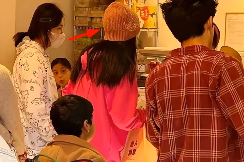 李湘陪王詩齡在英國購物，母女打扮很時尚，出手也十分大方