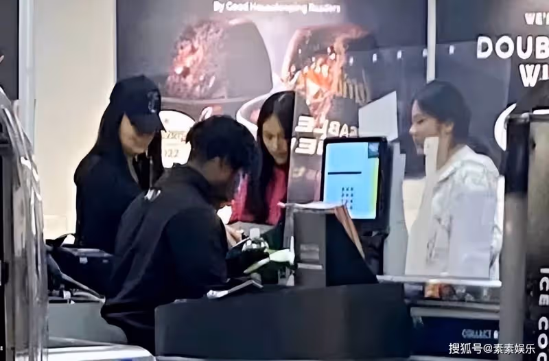 李湘陪王詩齡在英國購物,母女打扮很時尚,出手也十分大方