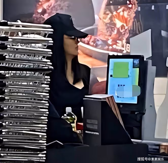 李湘陪王詩齡在英國購物,母女打扮很時尚,出手也十分大方