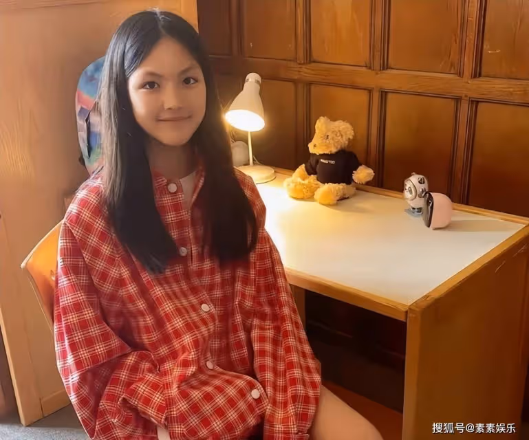 李湘陪王詩齡在英國購物,母女打扮很時尚,出手也十分大方