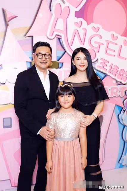 李湘陪王詩齡在英國購物,母女打扮很時尚,出手也十分大方