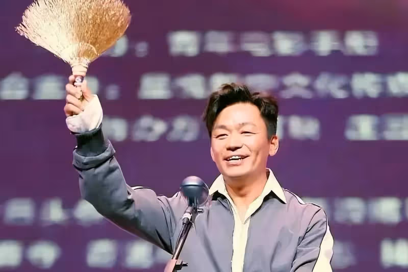 包貝爾回懟金掃帚失望導演獎，王寶強當年的格局這一下就拉開了