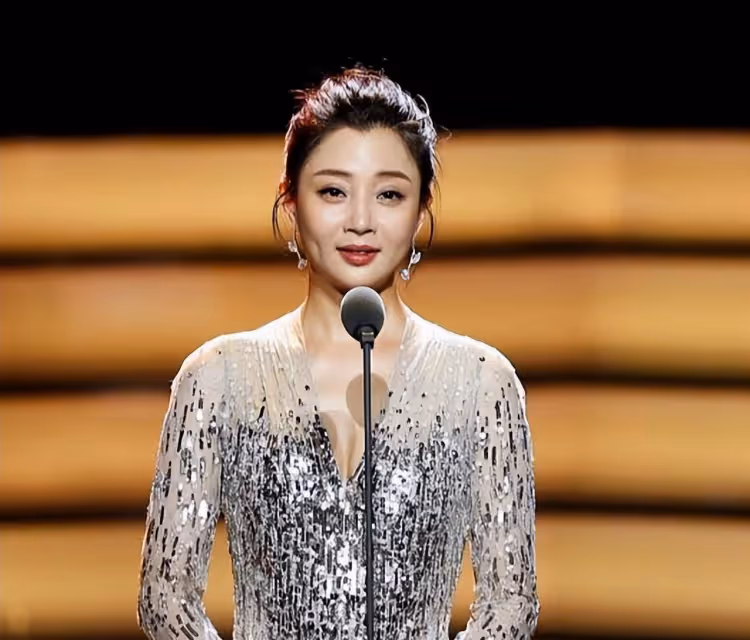 演員尹濤:前夫被判入獄,42歲的她宛如少女,感情狀況至今仍是個謎