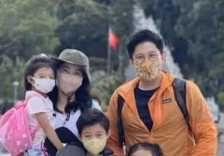 郭晶晶一家人國慶外出，三個孩子超可愛，一家人很幸福