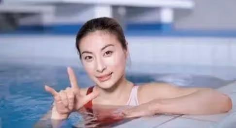 郭晶晶一家人國慶外出，三個孩子超可愛，一家人很幸福