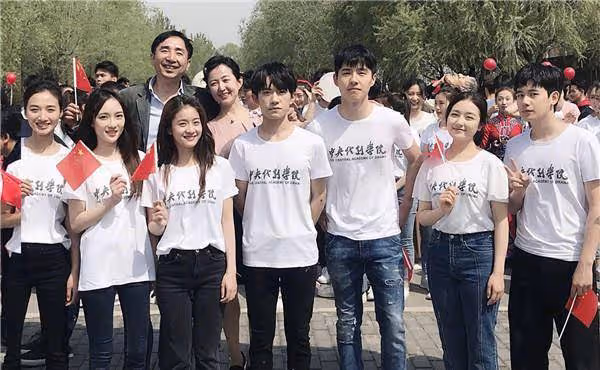 趙今麥軍訓時被偶遇，沒有了六級P圖，真實顏值還原了17歲的樣子
